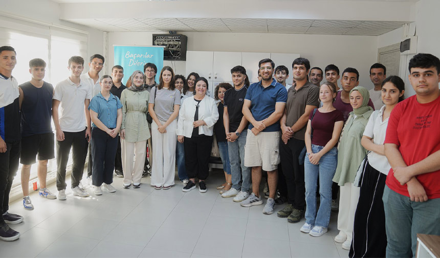 Uni Ogrencileri Akkan