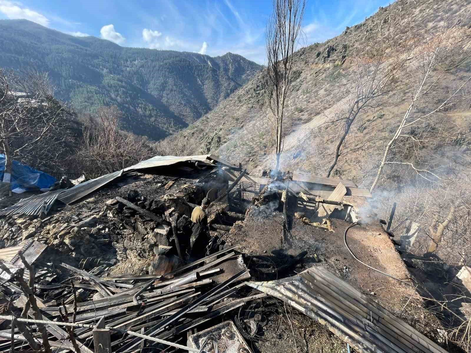 Feke’de Yangın Faciası: Bir Ev Küle Döndü