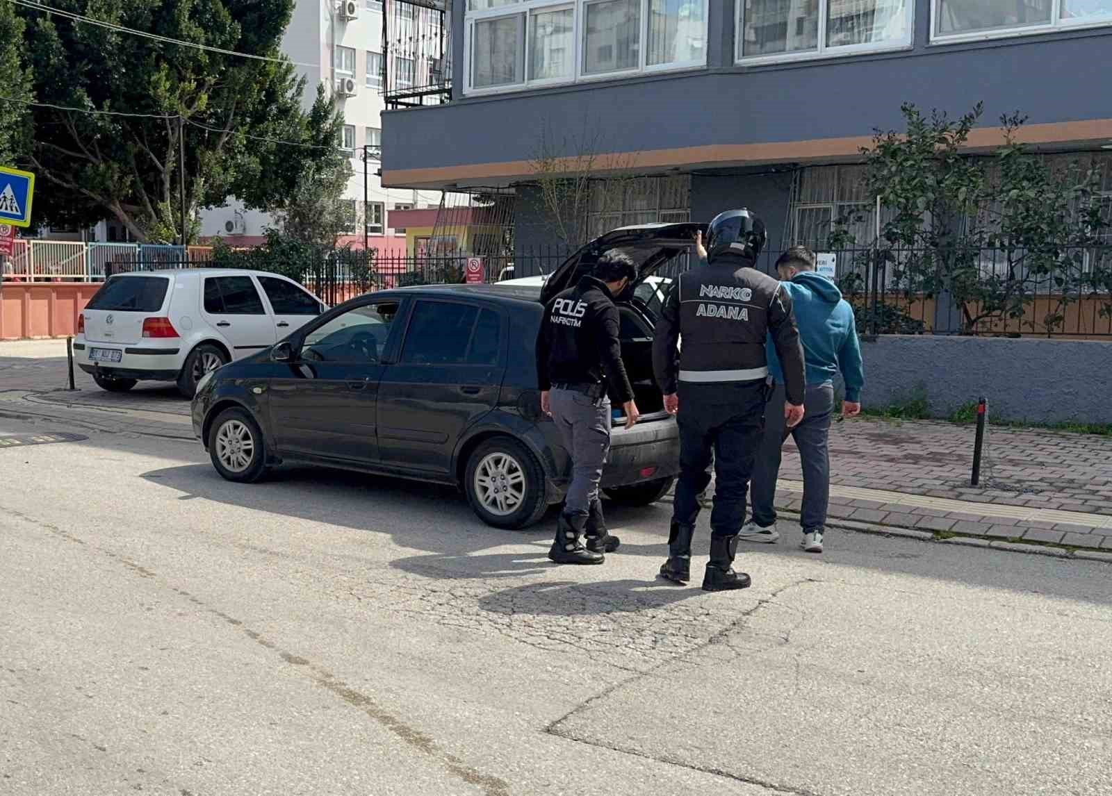 Adana’da Okul Önlerinde Narkotik Alarmı!