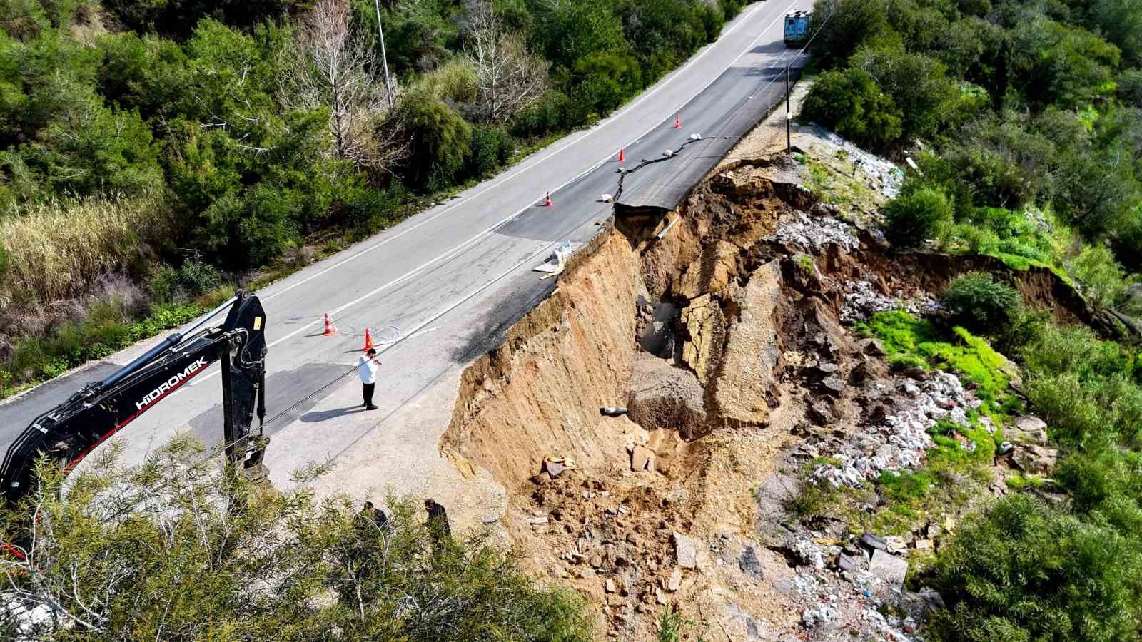 Adana’da Korkutan Görüntü! Yolun Yarısı Bir Anda Çöktü