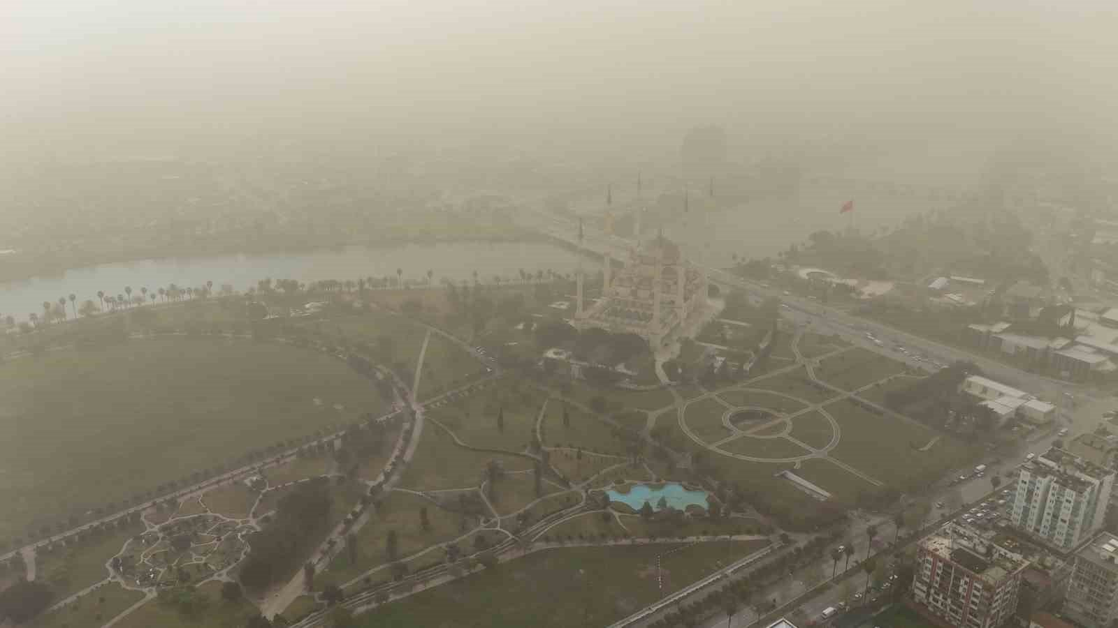 Adana’yı Toz Bulutu Sardı! Güneş Bile Görünmedi