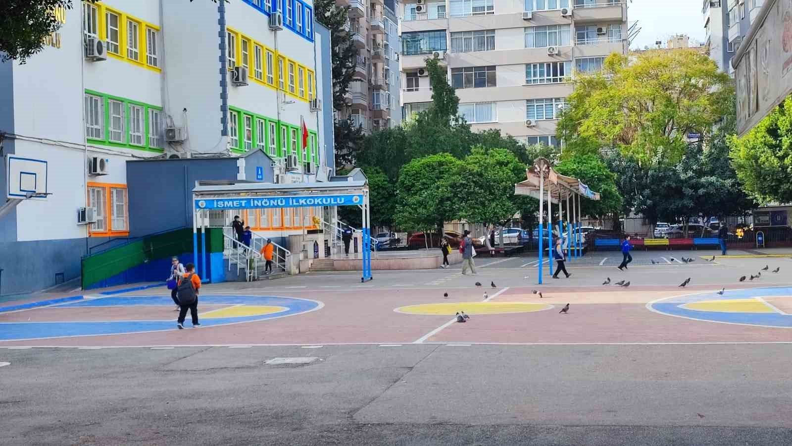 Adana’da Okullarda Farklı Manzara: Kimisi Derste, Kimisi Eylemde