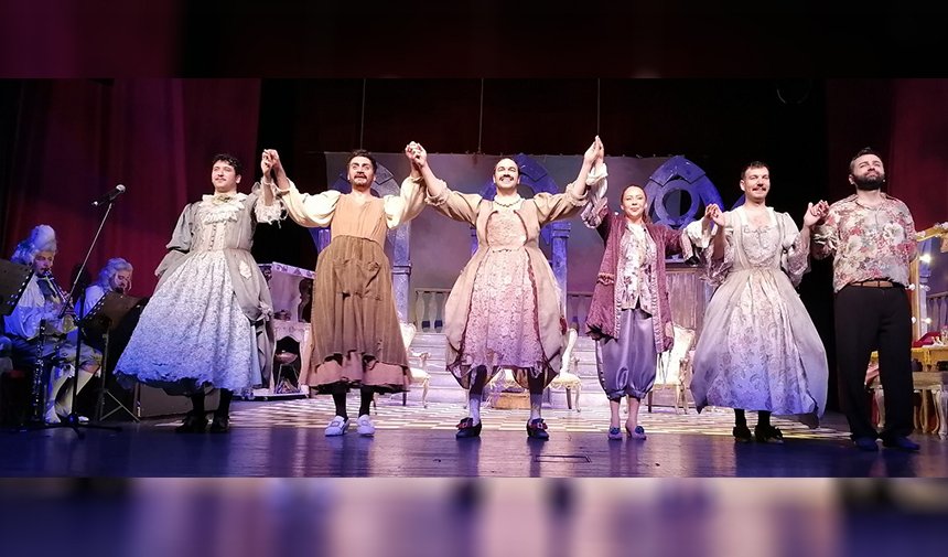 İzmir Devlet Tiyatro Ekibi, Adana’da ‘ Oyun Oyun İçinde’ Tiyatroyu Sergiledi 2