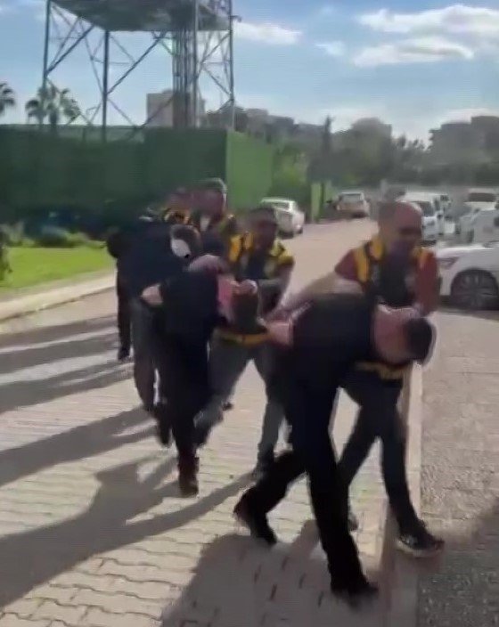 Adana’da Korku Dolu Anlar: Ortaokul Yanında Silahlı Dehşet