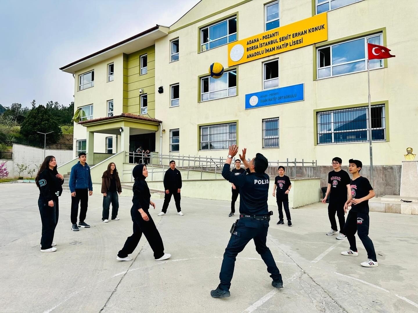 Okulda Sürpriz Maç: Polis ve Öğrenciler Karşı Karşıya