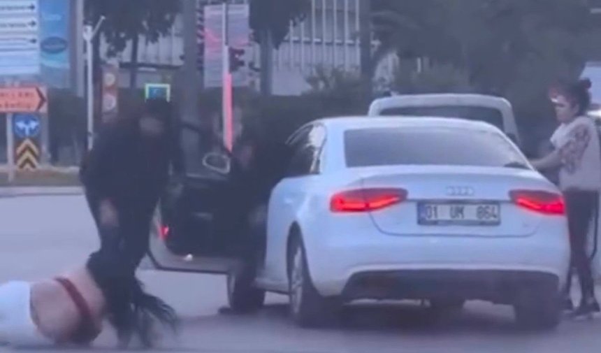 Saçından Tutup Araçtan İndirdiler!