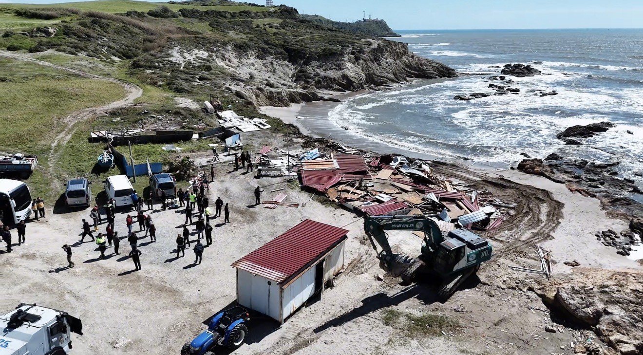 Karataş Sahilinde Kaçak Yapılara Gece Operasyonu: Tek Tek Yıkılıyor