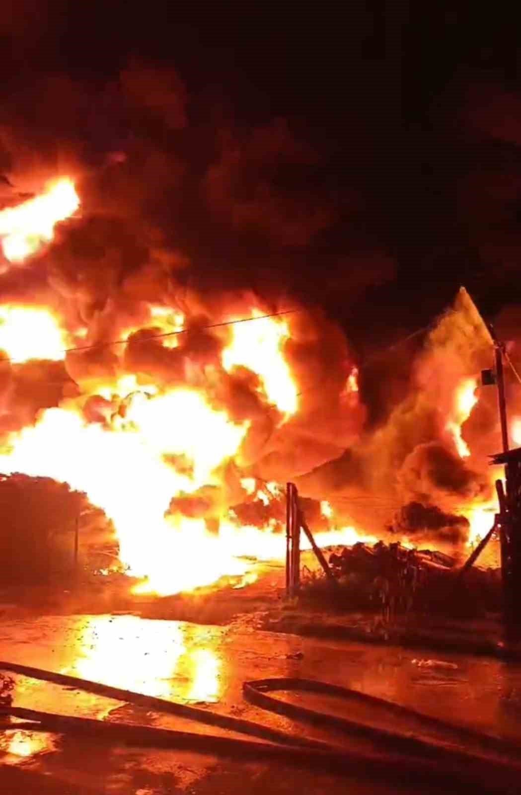 Gece Yarısı Korkutan Yangın! Kozan’da Alevler Her Şeyi Sardı