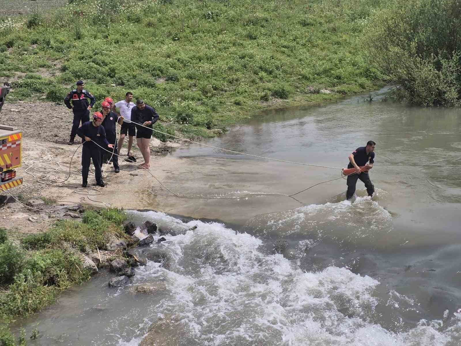 Adana’da Korku Dolu Anlar! Nehirde Mahsur Kalan 2 Kişi Son Anda Kurtarıldı