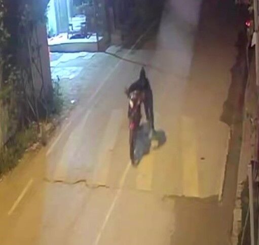 Adana’da Film Gibi Hırsızlık! Motosikleti Sürükleyerek Çaldılar