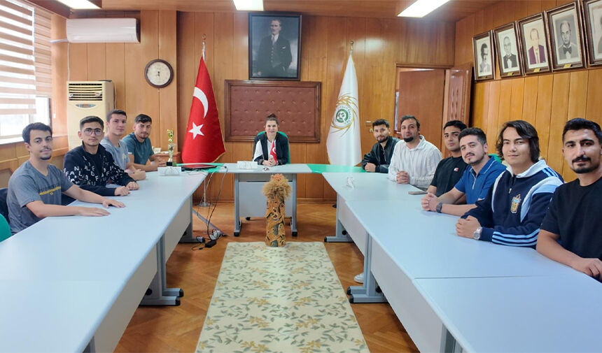 Şampiyonluk Kupasını Dekan Koluman’a Takdim Ettiler 2