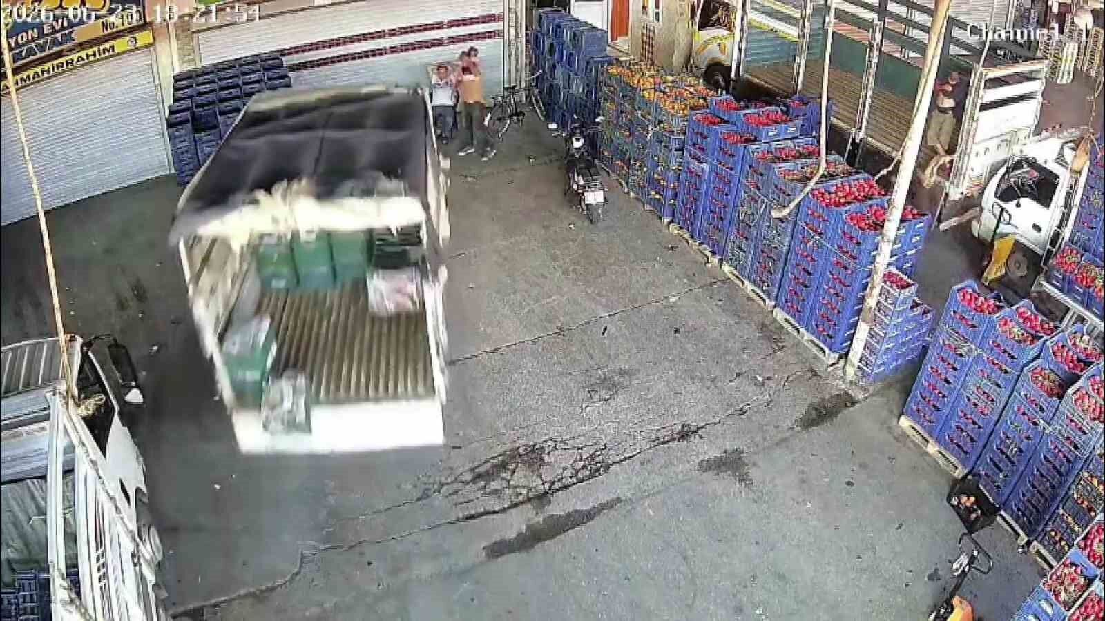Adana'da Feci Kaza Kamerada: Bir Anda Üzerine Geldi