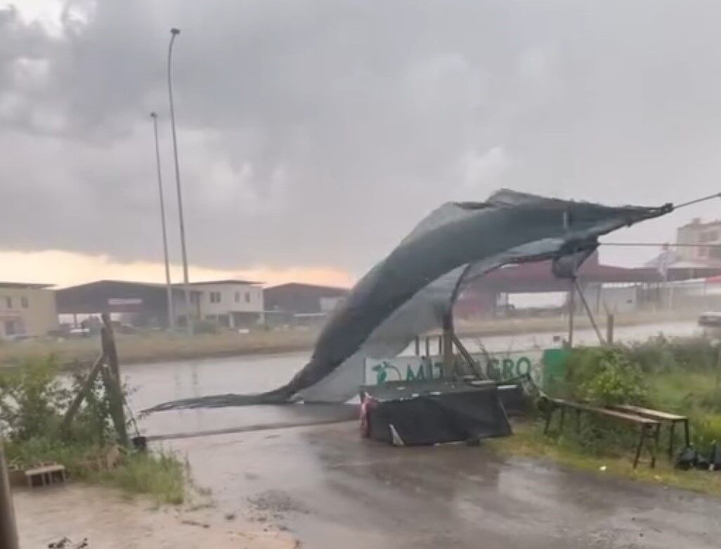 Adana’da Fırtına Hayatı Felç Etti! Seralar Bir Anda Yerle Bir Oldu