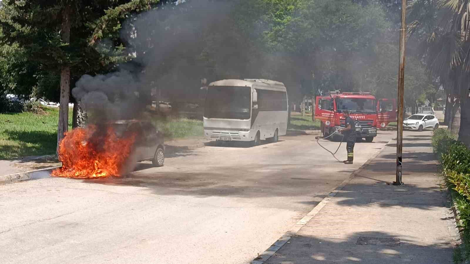 Adana'da Park Halindeki Otomobil Alev Alev Yandı!