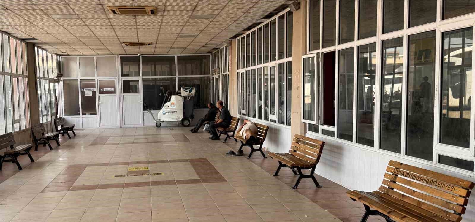 Adana Otogarında Sıcak İsyanı! Yolcular Klimasız Bekleme Alanlarına Tepkili