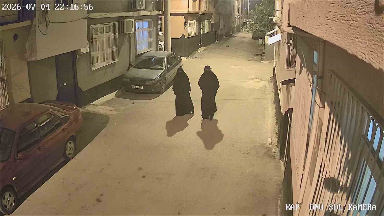 Adana'da Film Gibi Hırsızlık! Çarşaf Giyip Eve Girdiler, Kameralara Yakalandılar