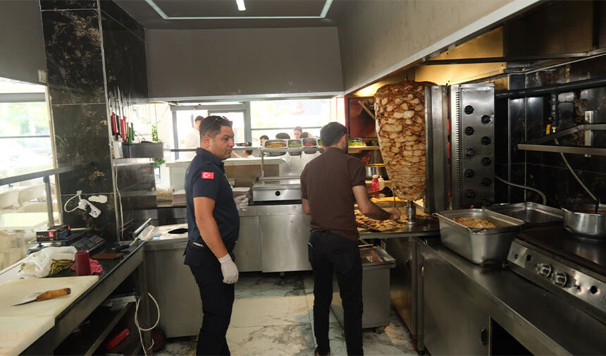 Ceyhan’da Dönercilere Şok Denetim! Kurallara Uymayanlara İşlem Yapıldı