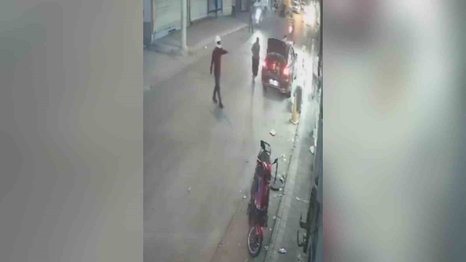 Adana'da Kasklı Saldırgan Dehşeti!