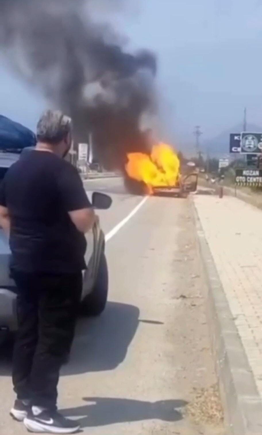 Adana’da Seyir Halindeki Otomobil Bir Anda Alev Aldı!