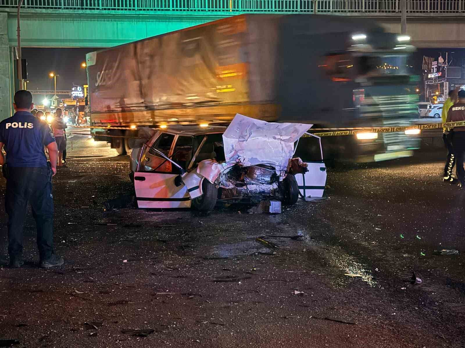 Adana'da Feci Kaza! Tofaş Hurdaya Döndü, Genç Sürücü Hayatını Kaybetti