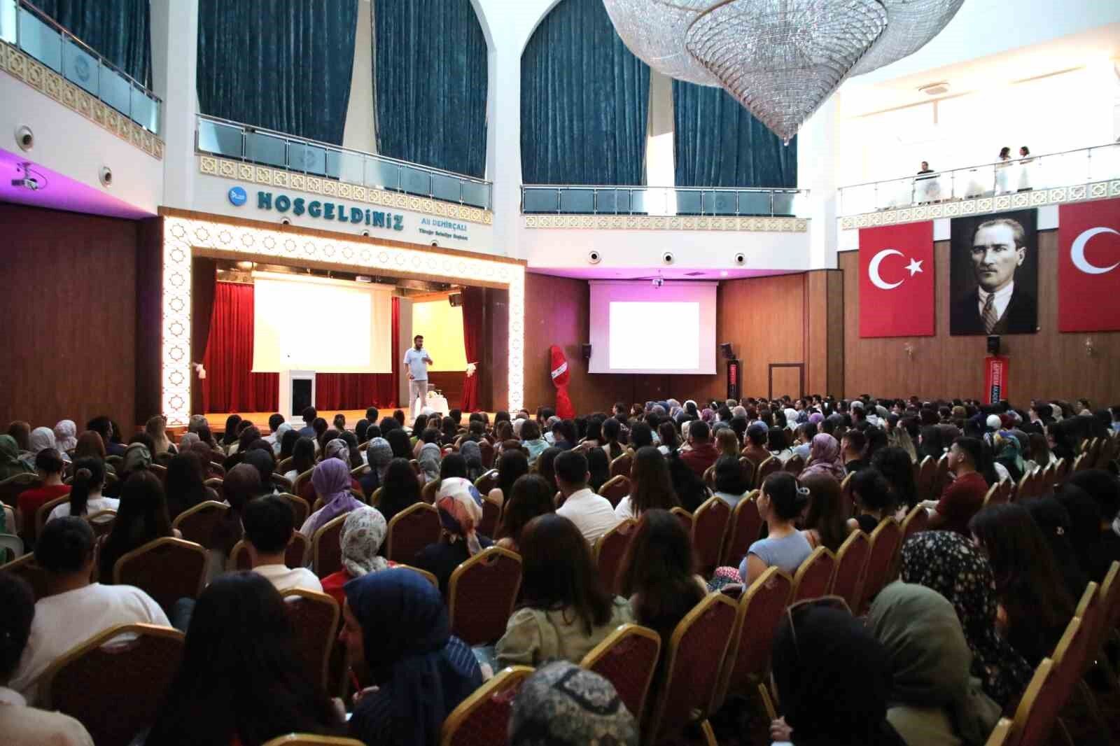 MEB-AGS ve KPSS Adaylarına Büyük Destek! Yüreğir'de Salon Doldu Taştı
