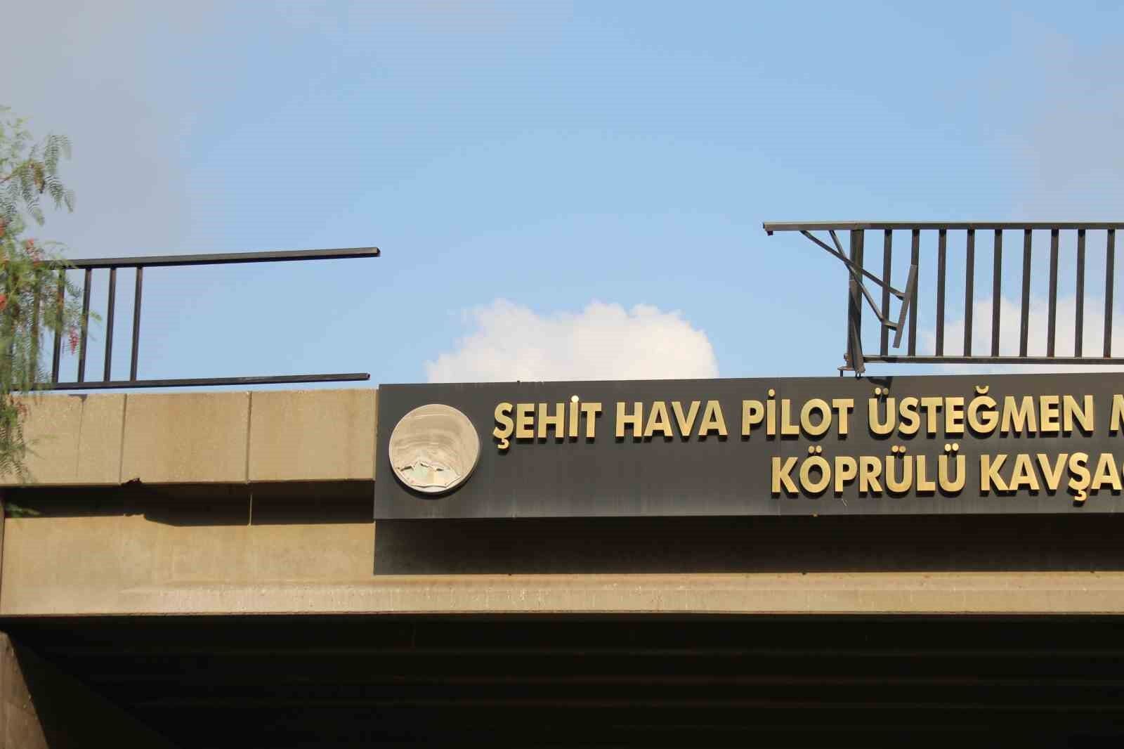 Adana’da Korkutan Kaza! Otomobil Köprüden Karayoluna Düştü