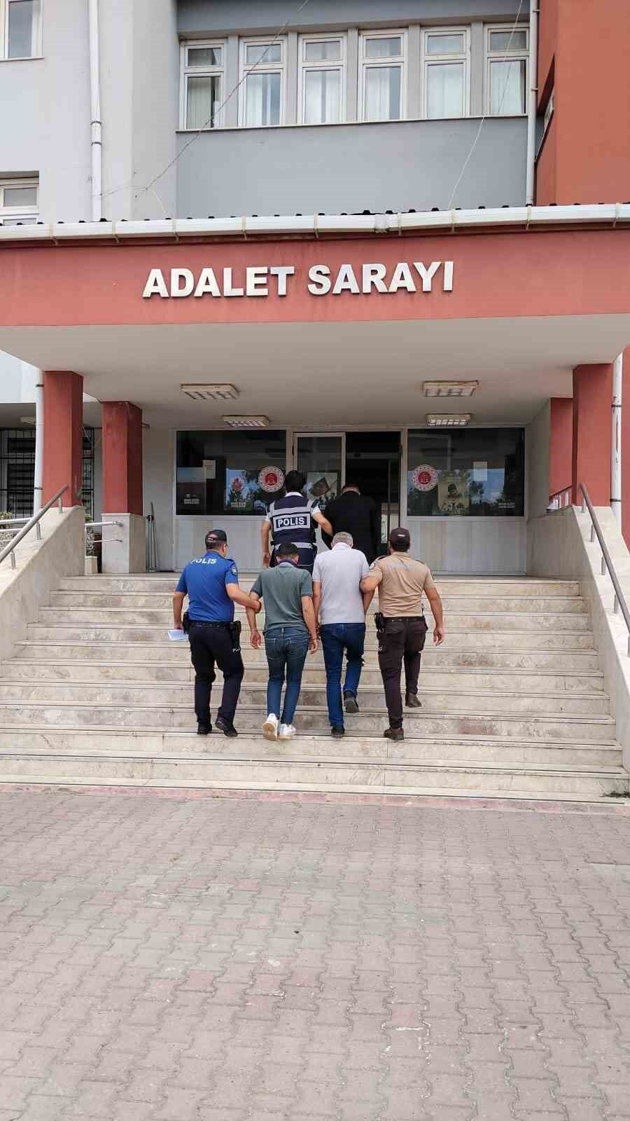 Adana’da Şüpheli Araç Durduruldu, İçinden Binlerce Uyuşturucu Hap Çıktı