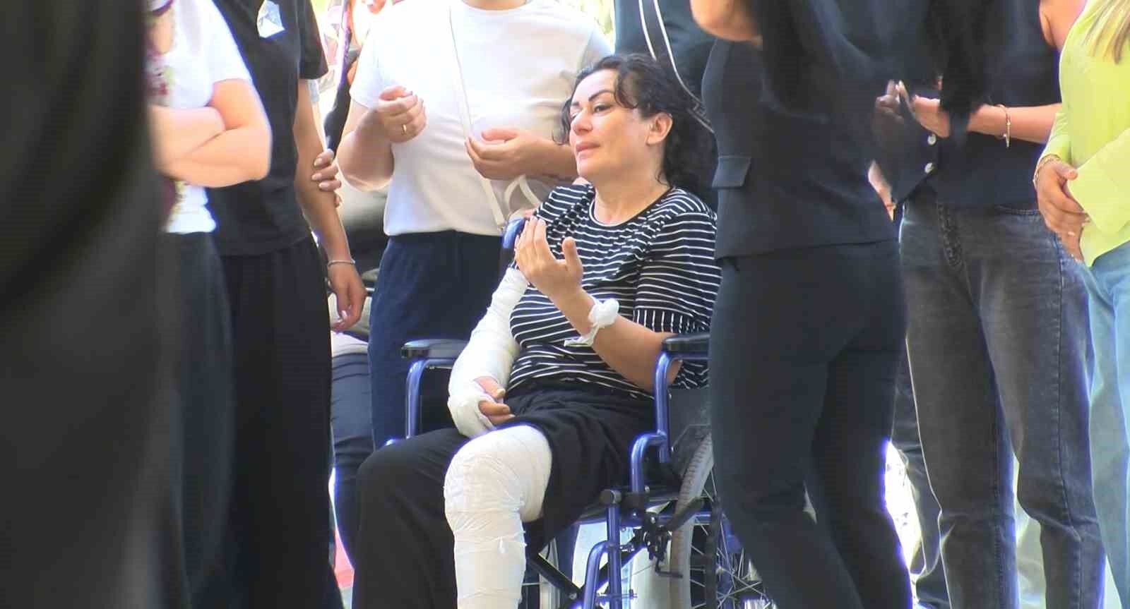 Adana’da Baba ve Oğul Yan Yana Defnedildi! Anne Cenazeye Tekerlekli Sandalyeyle Katıldı