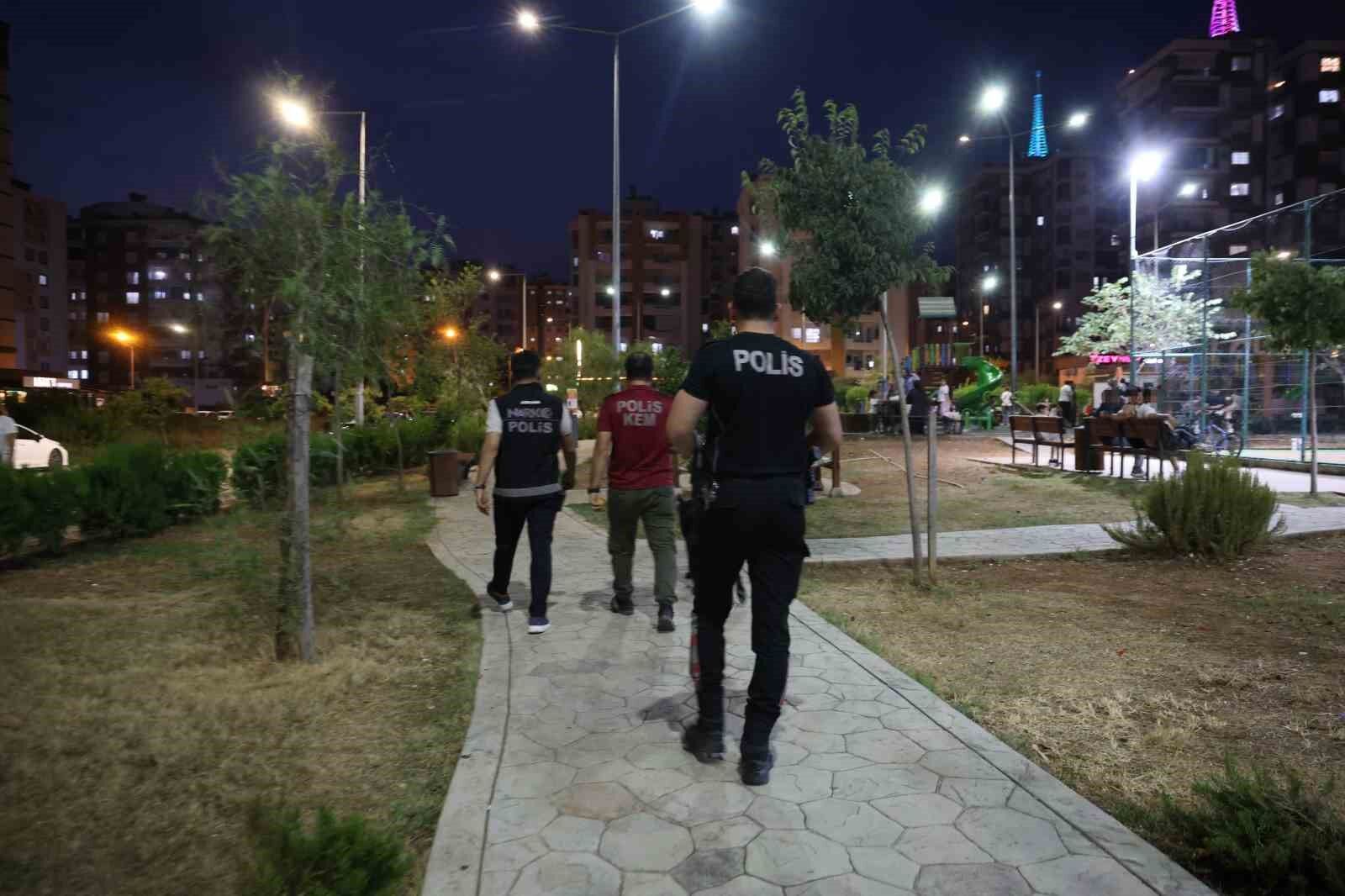 Kozan’da Çocuk Parklarına Polis Baskını! Narkotik Köpeği Tunga Da Katıldı
