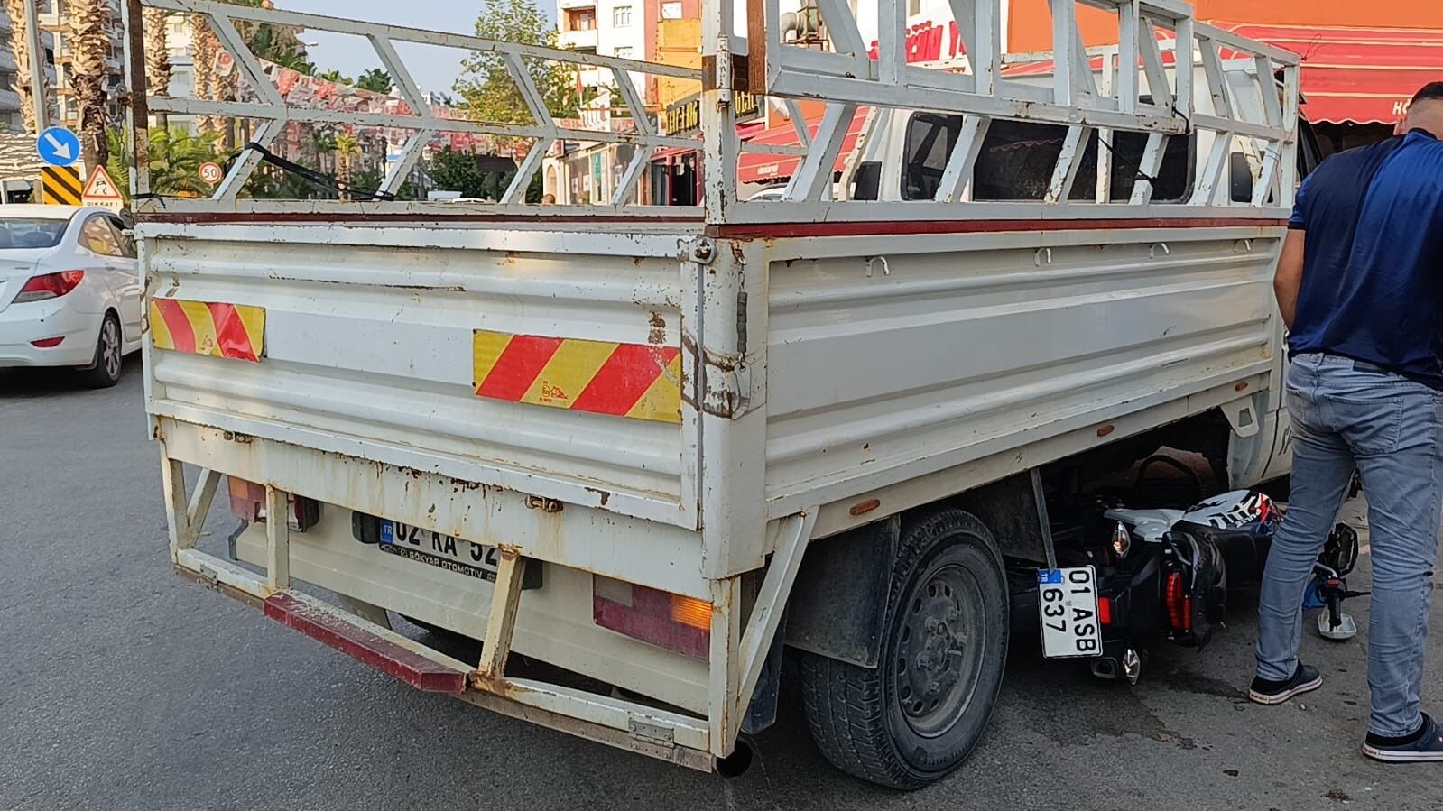 Adana'da Korkutan Kaza! Motosiklet Pikabın Altına Girdi