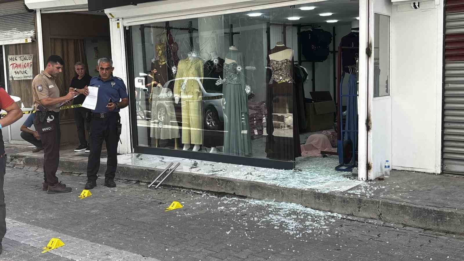 Adana’da Sokak Ortasında Silahlı Saldırı: İş Yerinin Camına 9 Kurşun