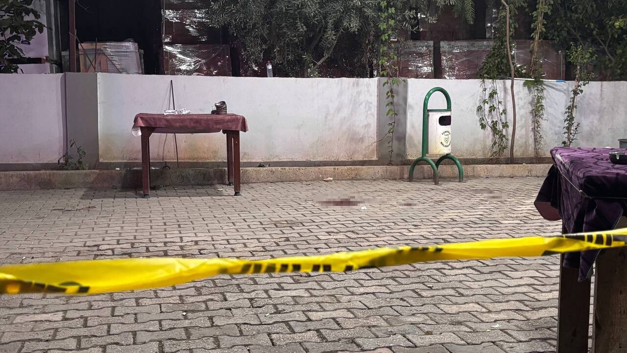 Adana’da Kahvehanede Silahlar Konuştu!