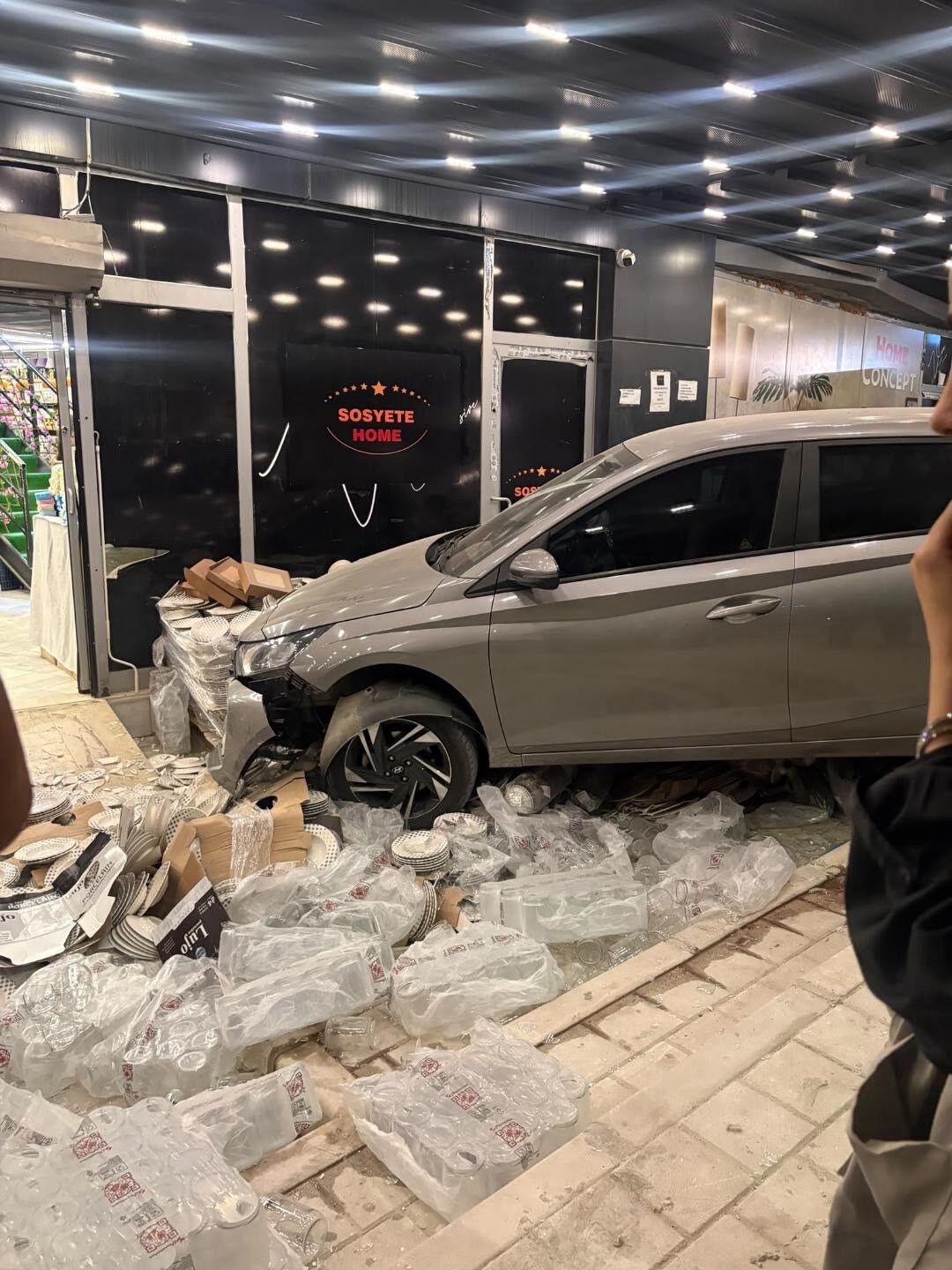 Biri Yetmedi, İkincisi De Aynı Mağazaya Girdi!