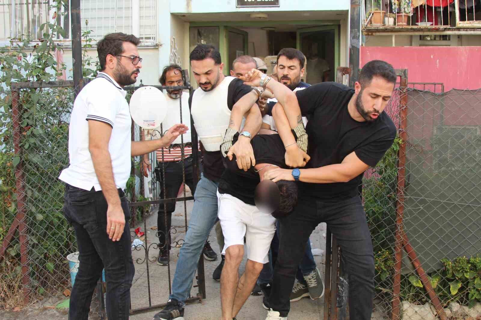 Polis Eve Operasyon Yaptı, Ortalık Savaş Alanına Döndü!