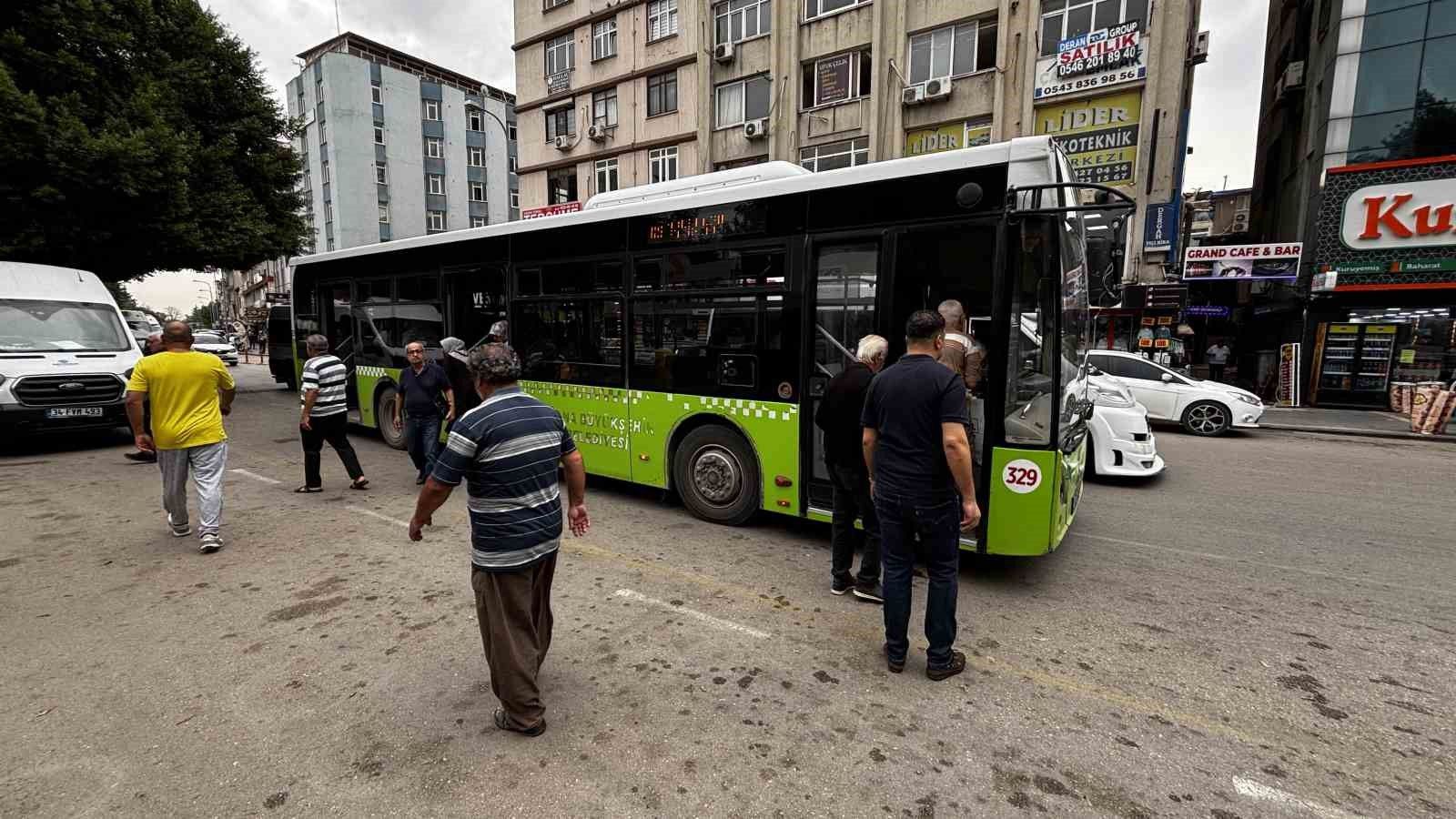 Adana’da Belediye Otobüsünün Tekerleği Fırladı!